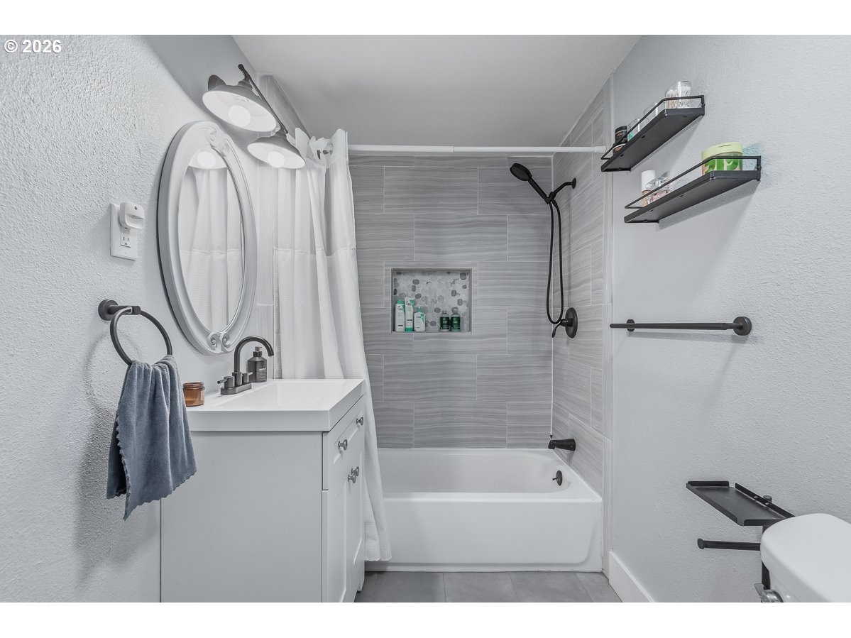 622 Southeast 111th Avenue Portland, OR 97216 - Photo 14 of 34 a bathroom with a sink vanity mirror and bathtub