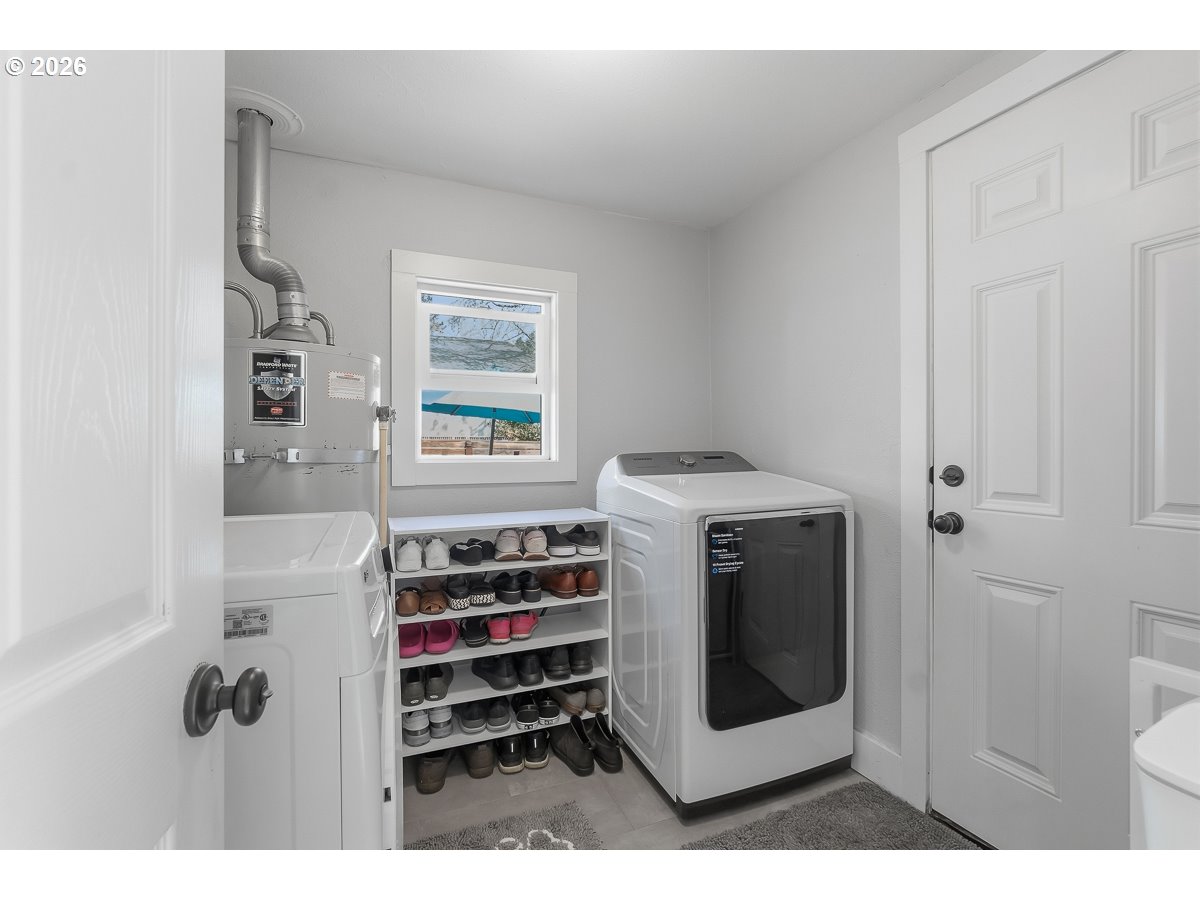 622 Southeast 111th Avenue Portland, OR 97216 - Photo 19 of 34 a utility room with dryer and washer