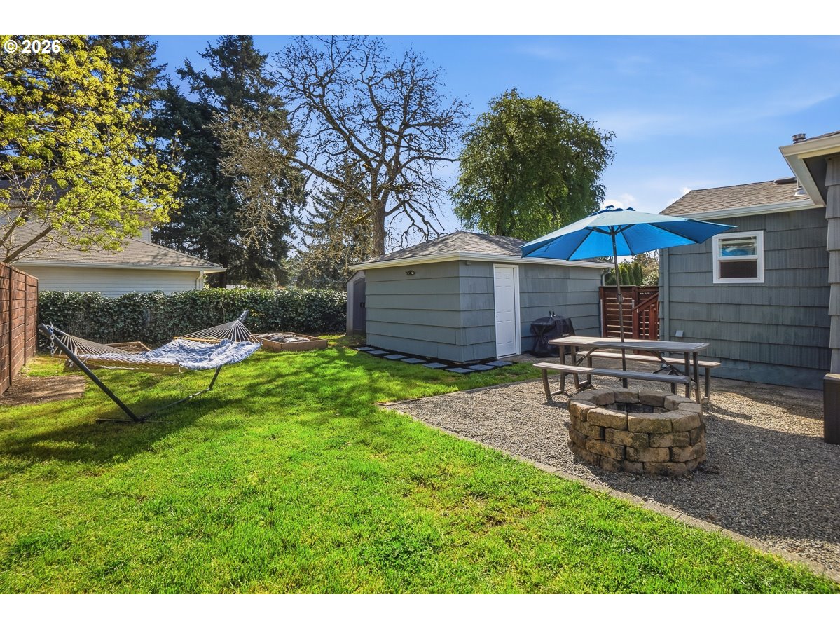 622 Southeast 111th Avenue Portland, OR 97216 - Photo 22 of 34 a backyard of a house with table and chairs