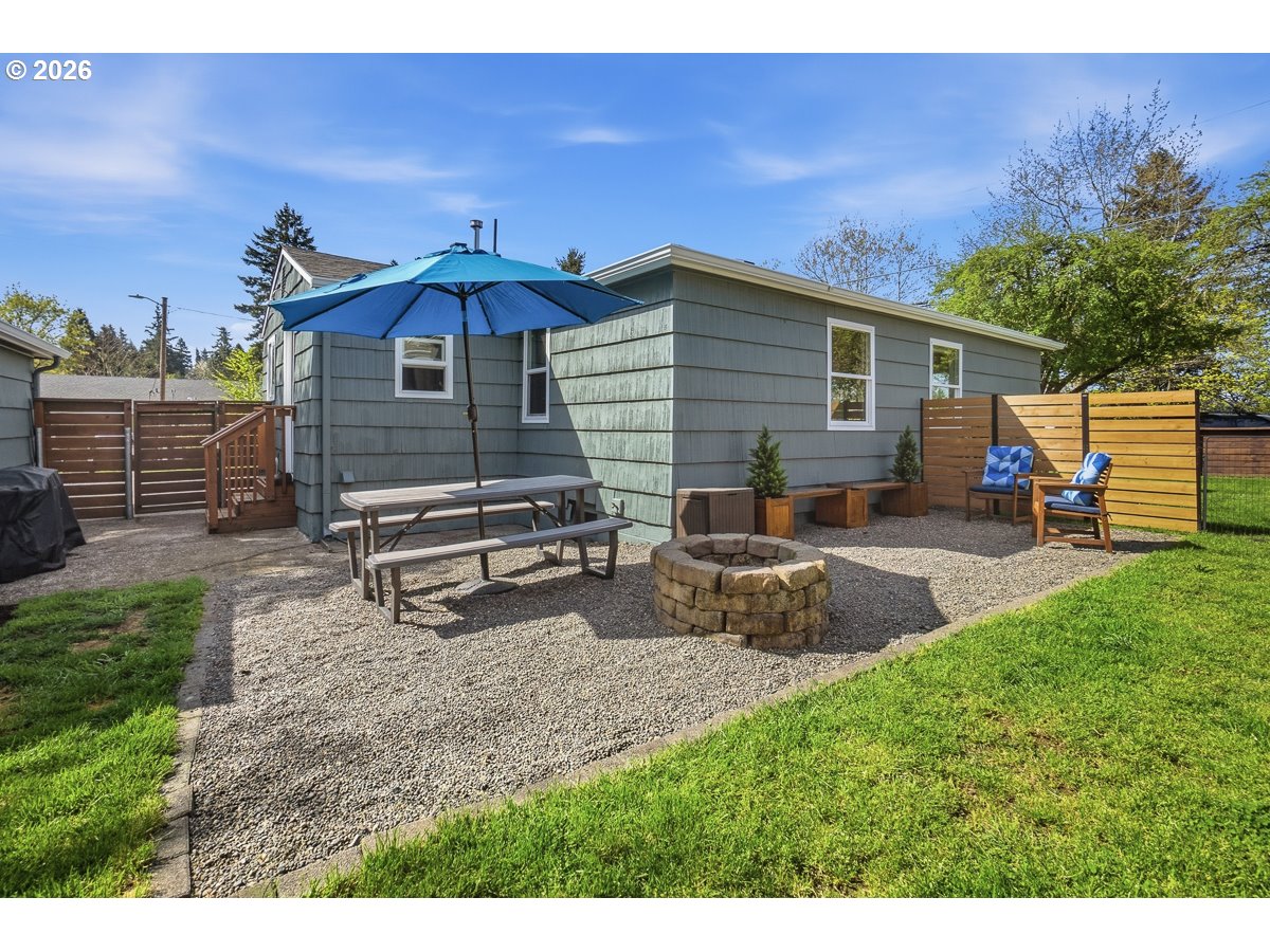 622 Southeast 111th Avenue Portland, OR 97216 - Photo 23 of 34 a backyard of a house with table and chairs