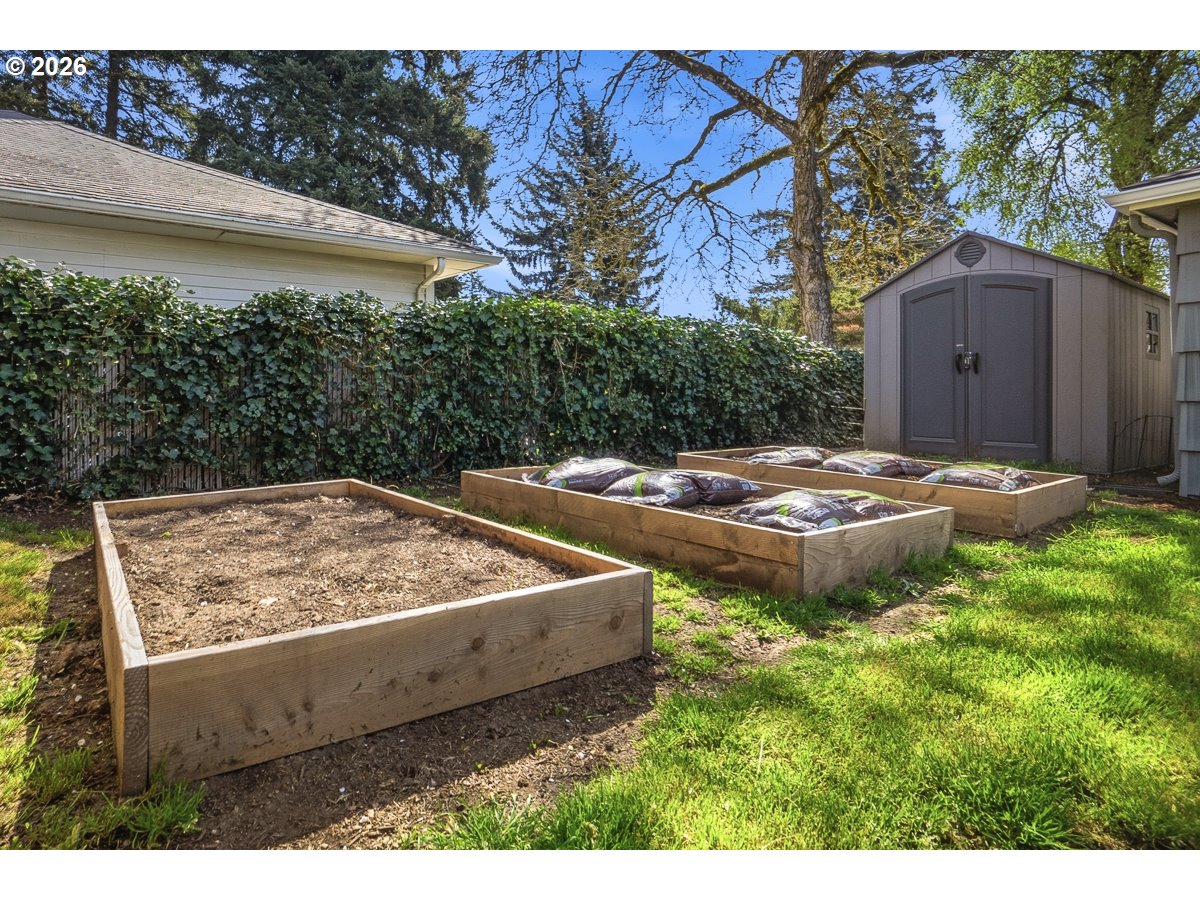 622 Southeast 111th Avenue Portland, OR 97216 - Photo 25 of 34 a view of a backyard with plants and a patio