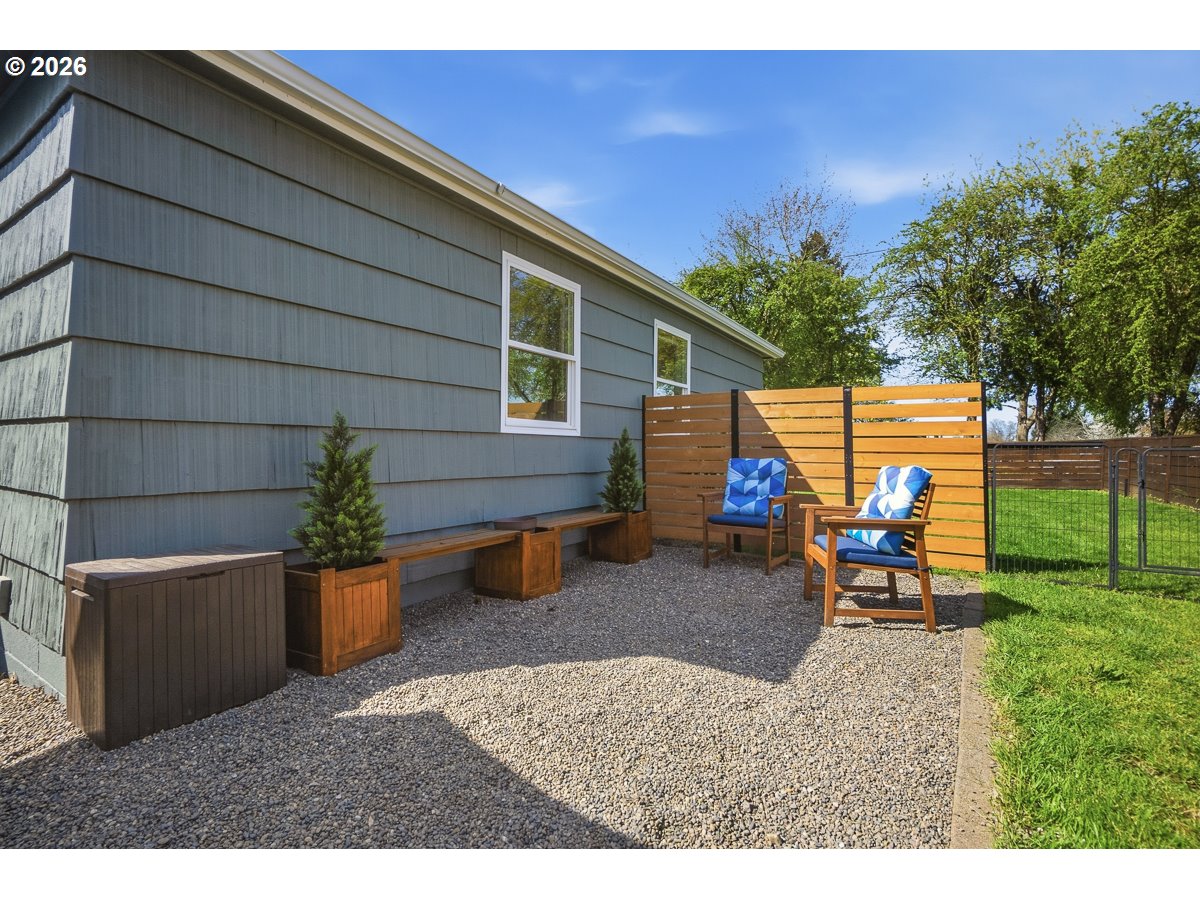 622 Southeast 111th Avenue Portland, OR 97216 - Photo 30 of 34 a backyard of a house with table and chairs