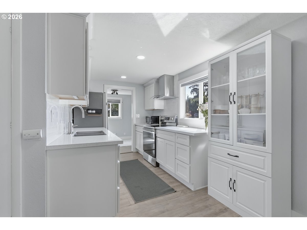 622 Southeast 111th Avenue Portland, OR 97216 - Photo 6 of 34 a kitchen with cabinets and window