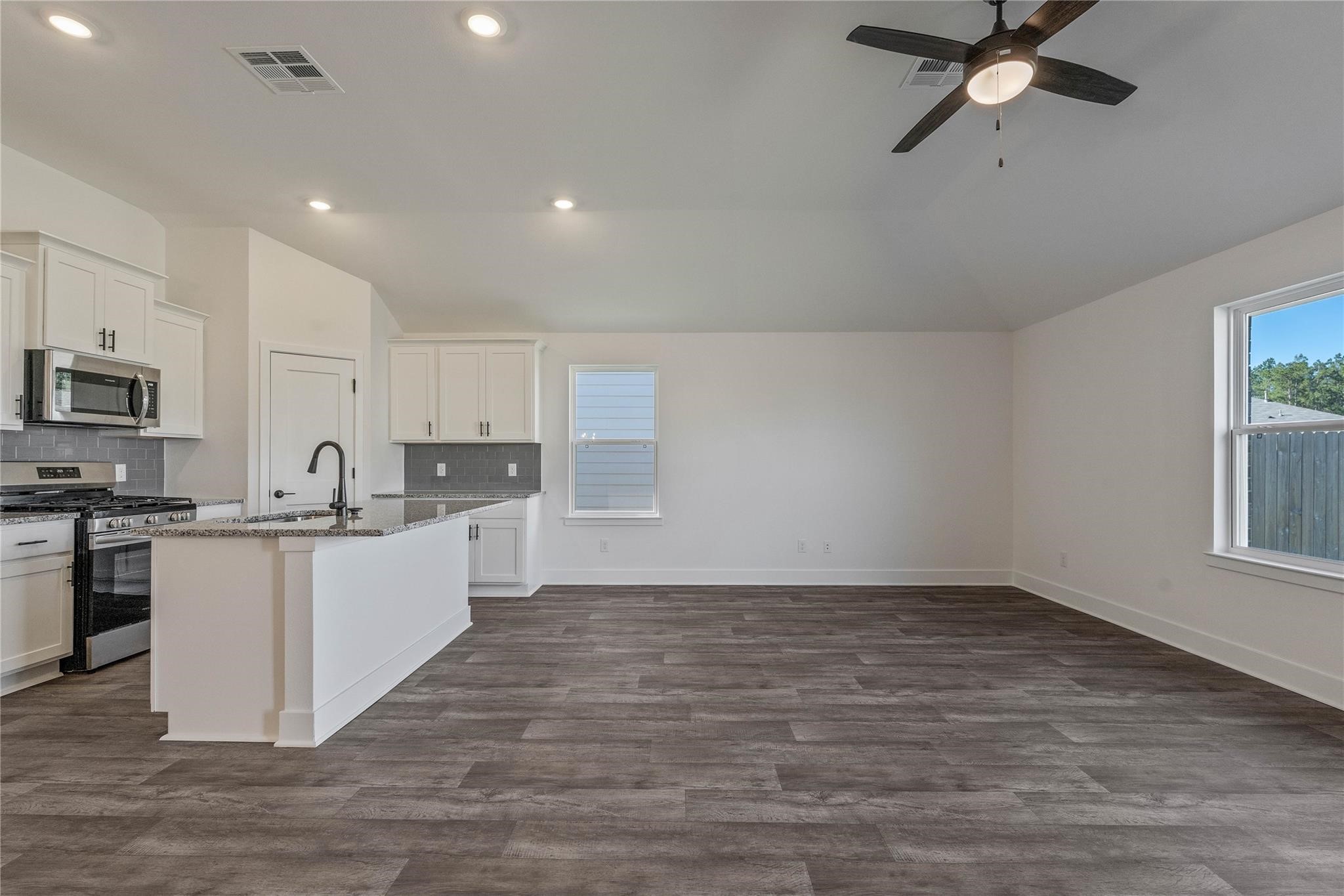 336 Bryan Way Angleton, TX 77515 - Photo 8 of 19 Gallery Image 8