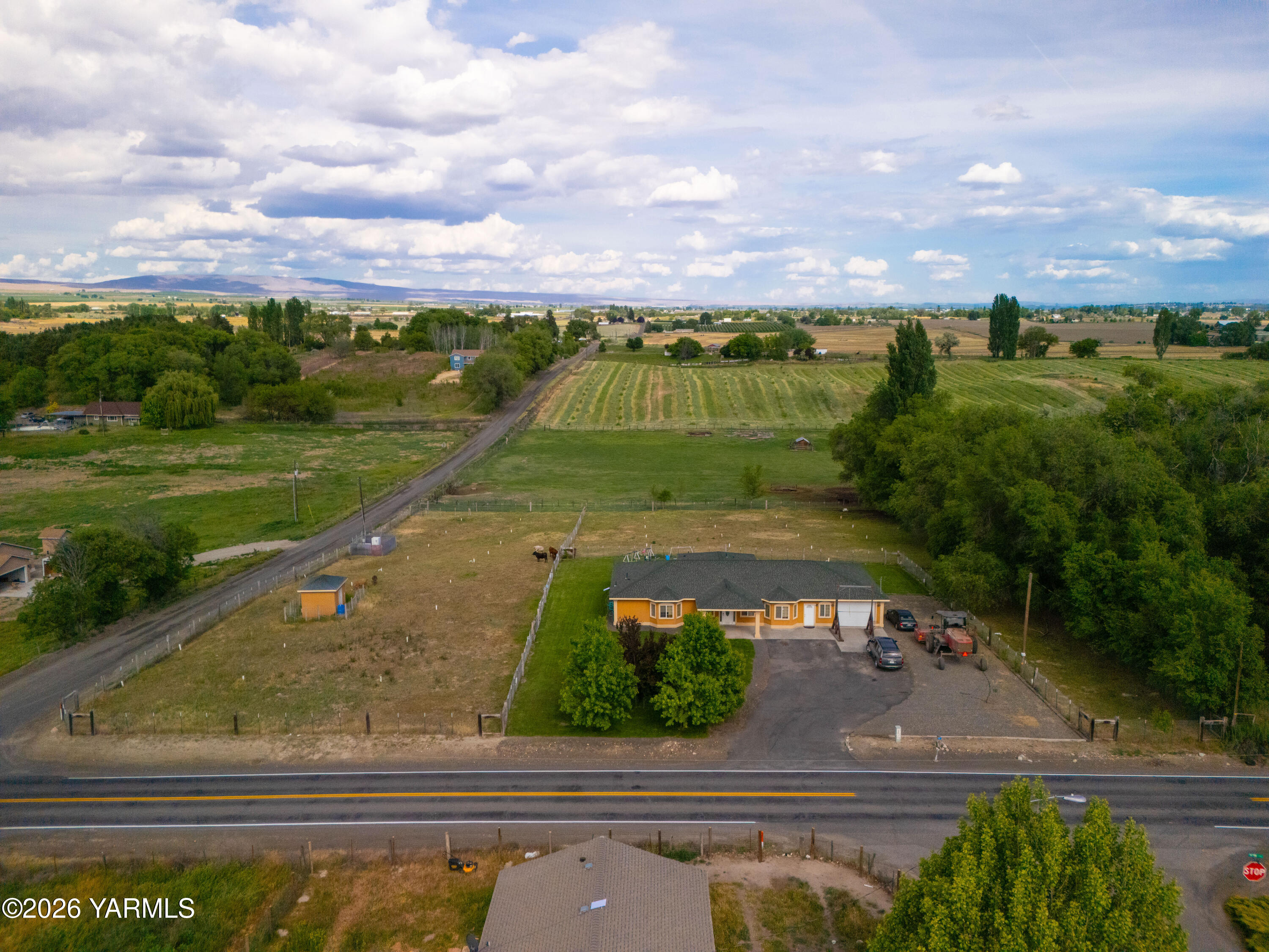 1811 Beam Road Granger, WA 98932 - Photo 16 of 26 a view of a street with a building in the background
