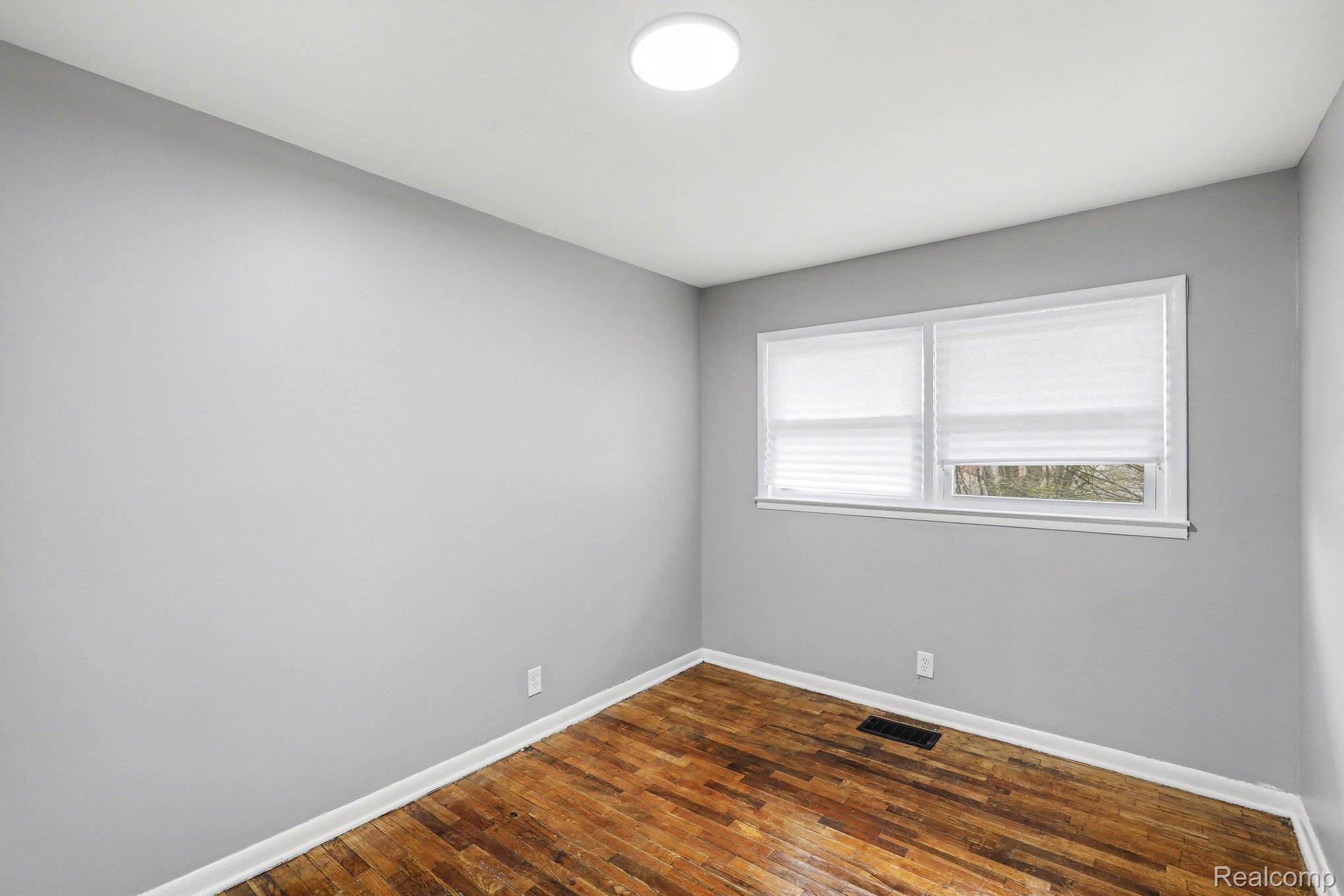 1260 Gilbert Street Flint, MI 48532 - Photo 21 of 32 018_file_4173.jpg