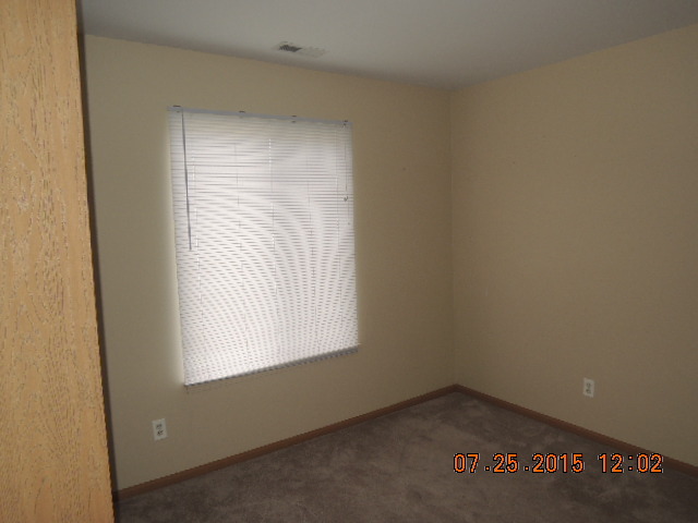 315 Reston Circle Romeoville, IL 60446 - Photo 7 of 14 an empty room with a window