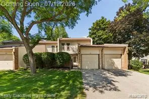 $310,000 | 1077 Willow Grove Court, Rochester Hills, MI 48307