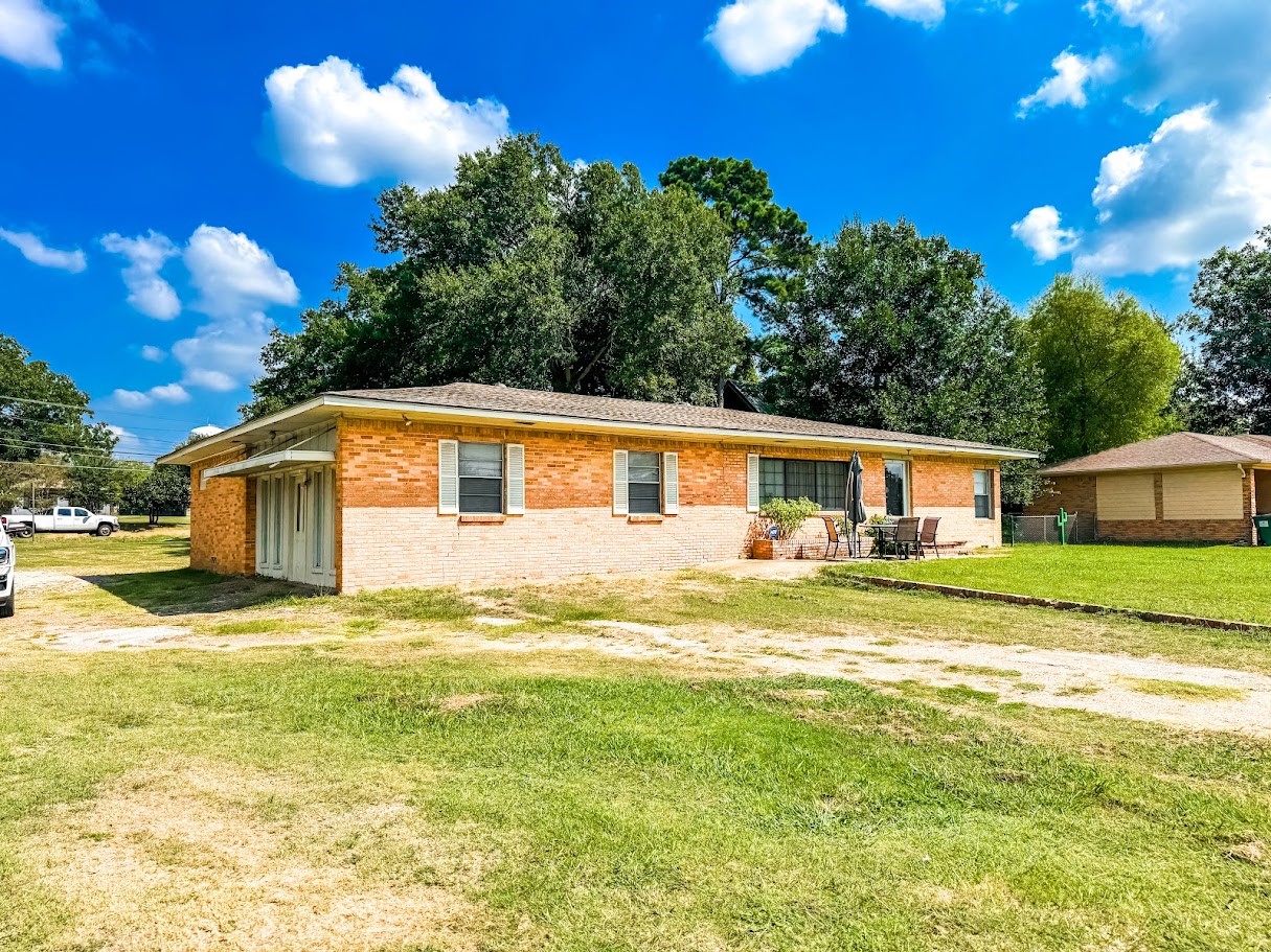 552 East Commerce Street Fairfield, TX 75840 - Photo 1 of 20 a front view of house with yard and trees around