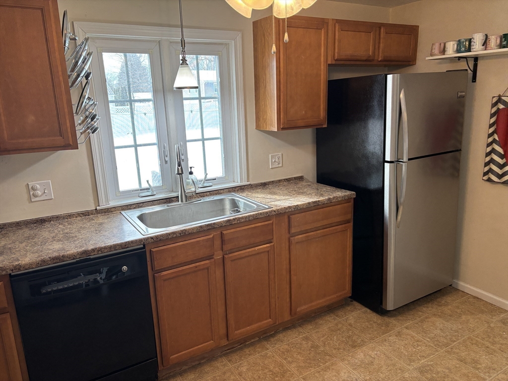 33 Brewster Street Springfield, MA 01119 - Photo 12 of 42 Gallery Image 12
