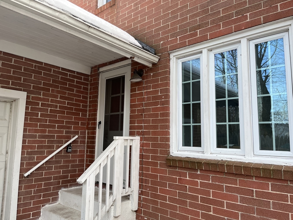 33 Brewster Street Springfield, MA 01119 - Photo 4 of 42 Gallery Image 4