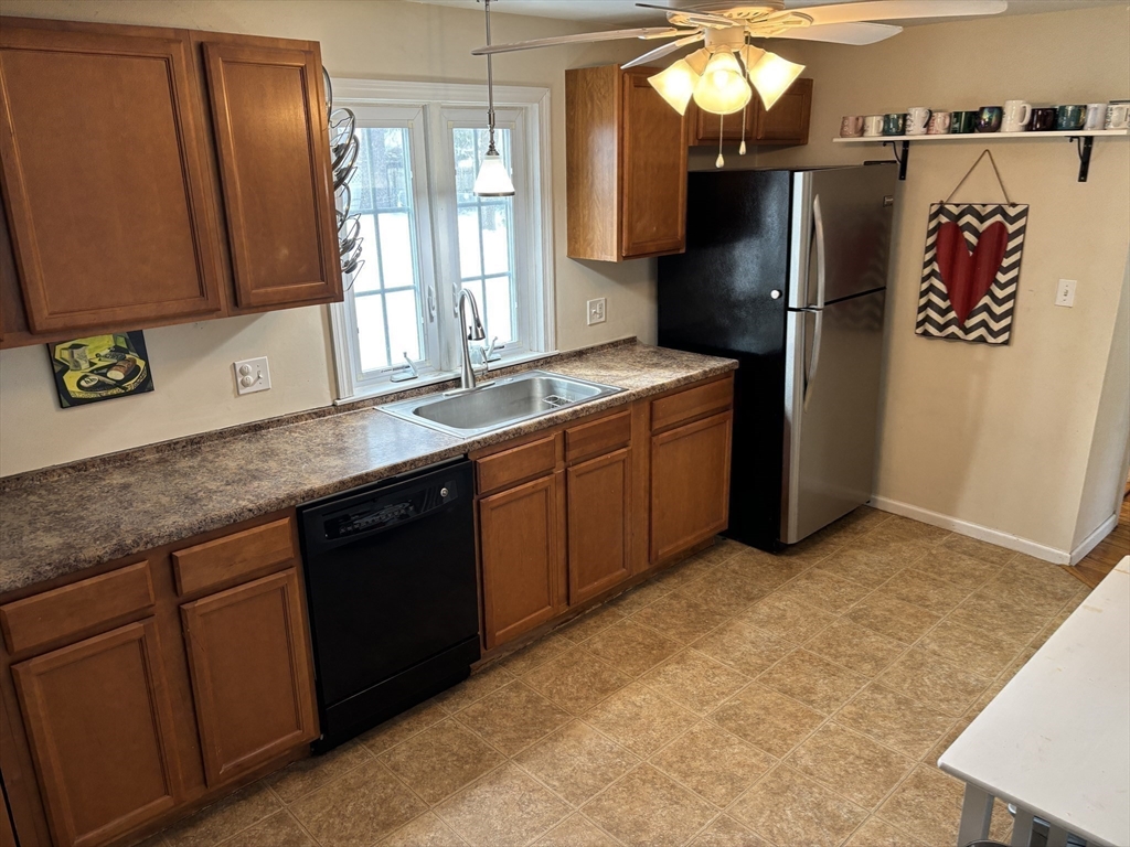 33 Brewster Street Springfield, MA 01119 - Photo 9 of 42 Gallery Image 9