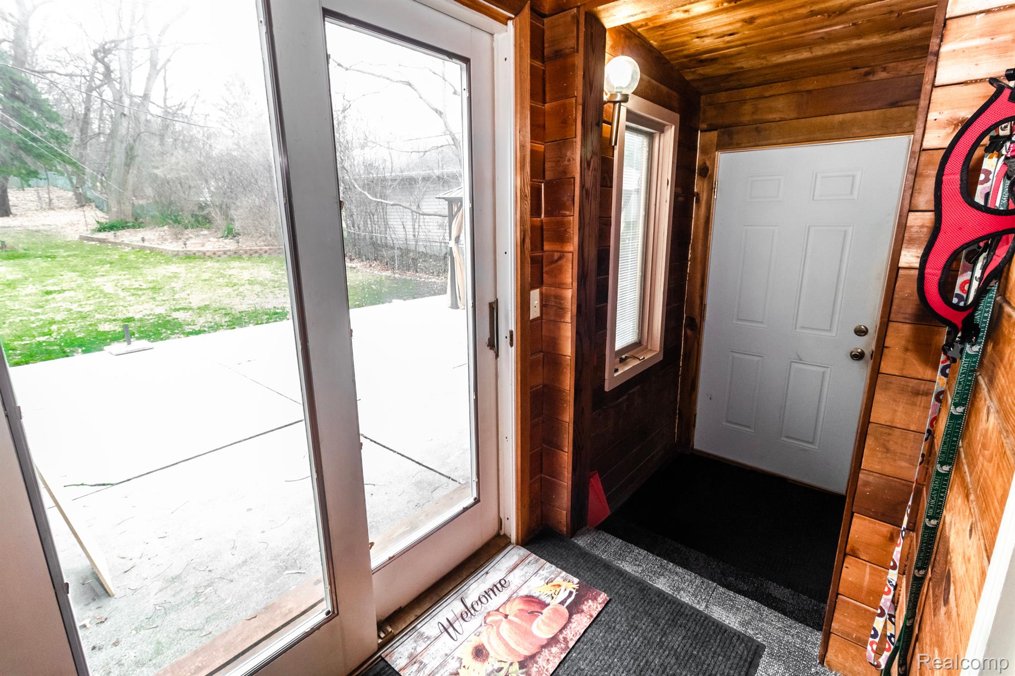 324 Hillview Street Rochester, MI 48306 - Photo 18 of 51 Back Entry