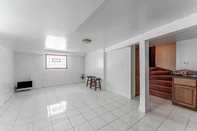 a view of a livingroom with furniture