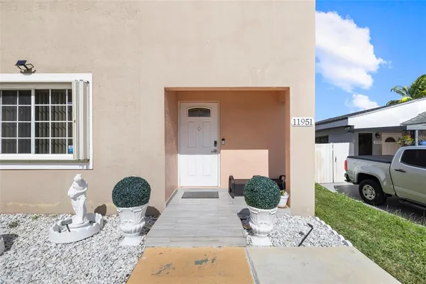 a view of a house with backyard and sitting area