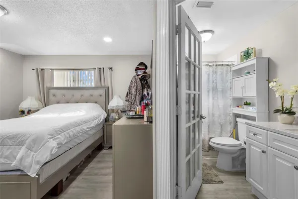 a en suite bathroom with a toilet sink and shower