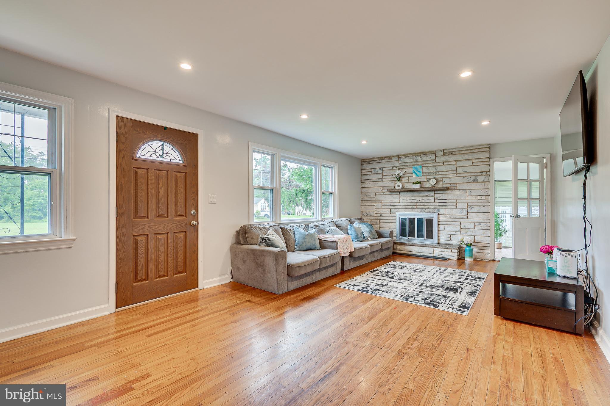 113 Dutch Neck Road Hightstown, NJ 08520 - Photo 4 of 35 Livingroom