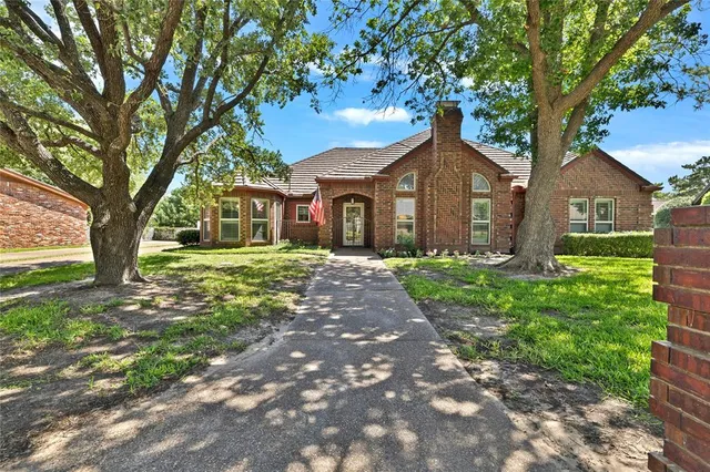 $625,000 | 321 Timberlake Drive, Azle, TX 76020