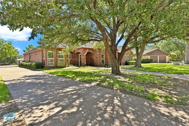 $625,000 | 321 Timberlake Drive, Azle, TX 76020