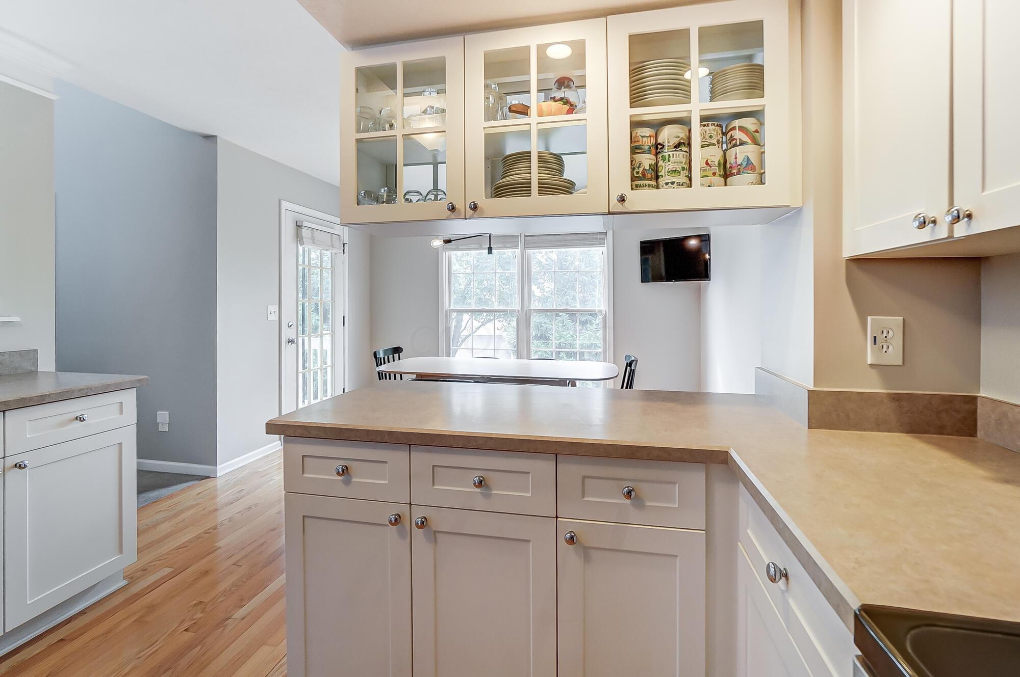 1220 Shagbark Road, Unit 24 Columbus, OH 43230 - Photo 11 of 35 Corian counters