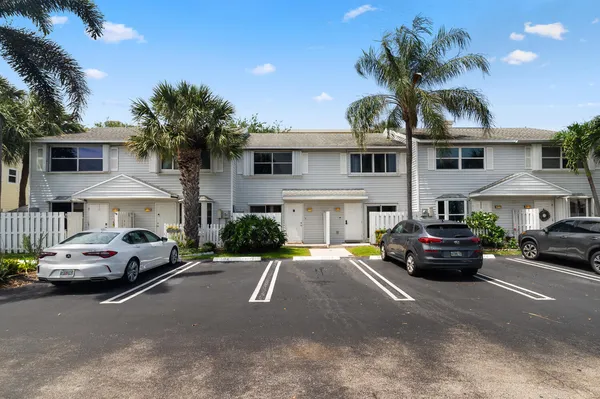 $2,750 | 2521 Northeast 15th Street, Pompano Beach, FL 33062