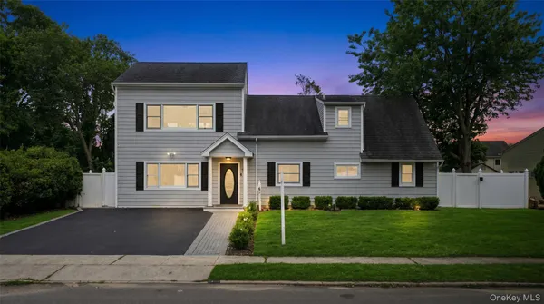 $1,100,000 | 6 Regal Lane, Levittown, NY 11756