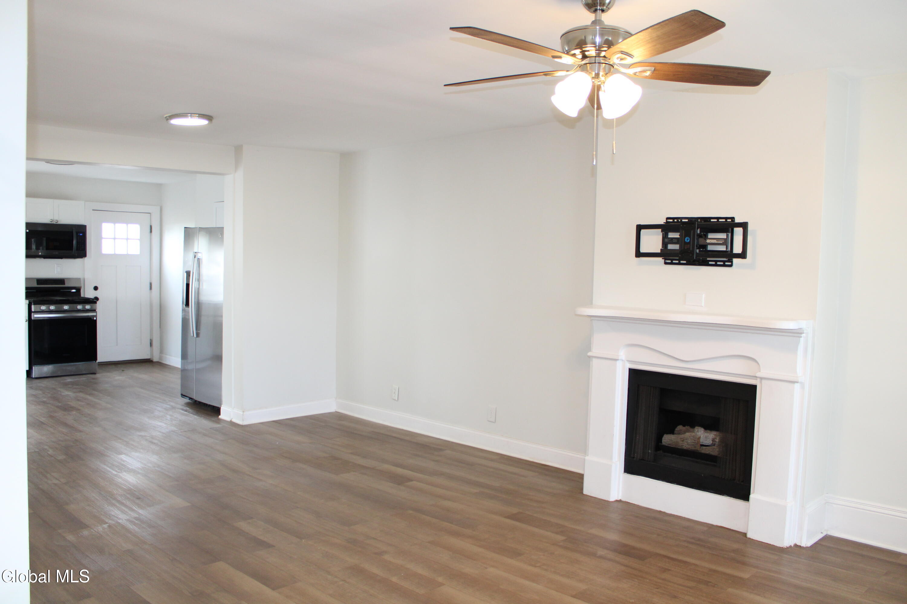 47 Chestnut Street Rensselaer, NY 12144 - Photo 4 of 29 IMG_1048