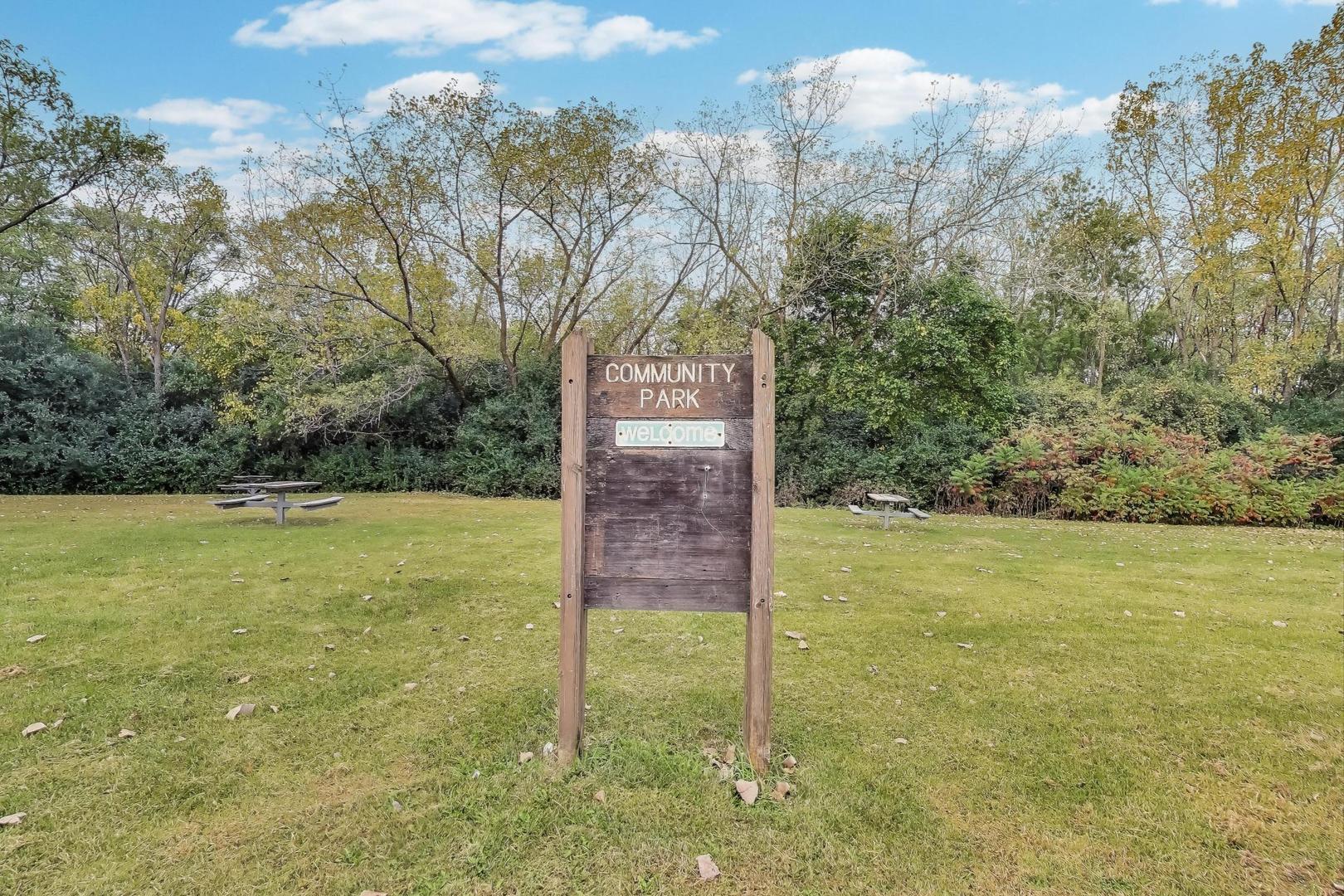 462 South President Street, Unit 202 Carol Stream, IL 60188 - Photo 25 of 26 a view of a yard with large trees