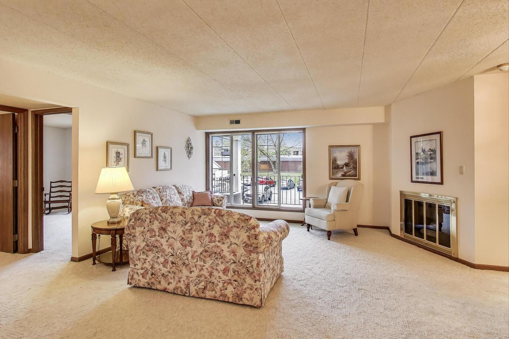 462 South President Street, Unit 202 Carol Stream, IL 60188 - Photo 4 of 26 a living room with furniture and a table