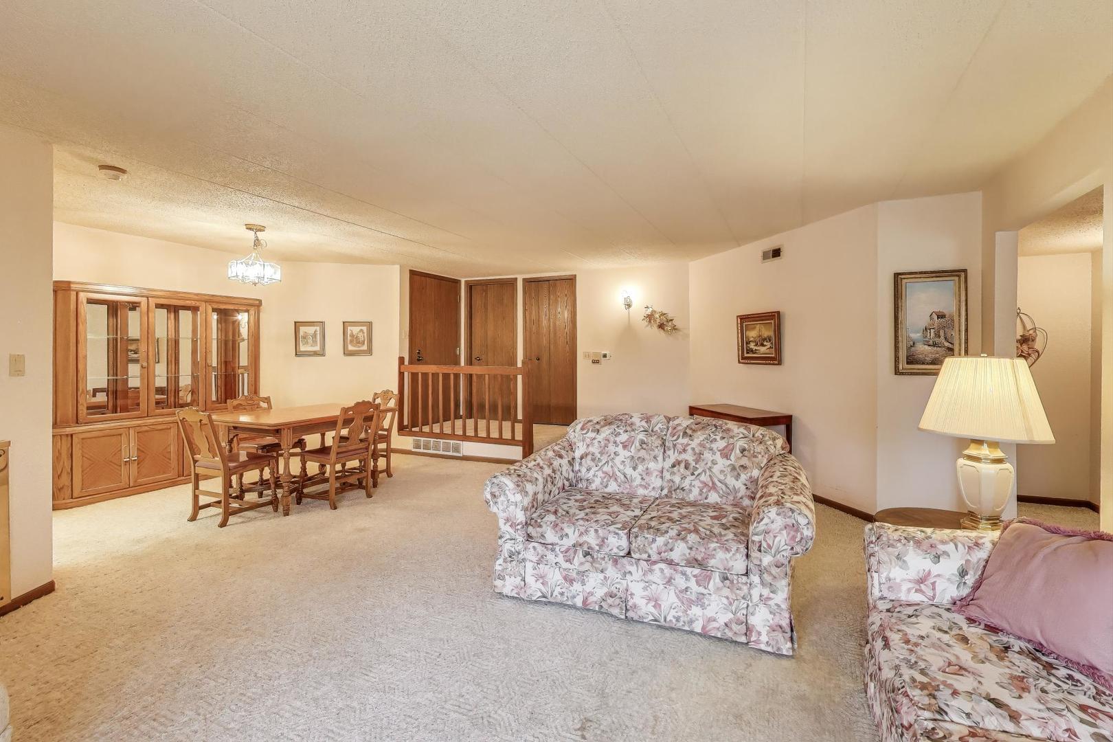 462 South President Street, Unit 202 Carol Stream, IL 60188 - Photo 6 of 26 a spacious bedroom with a bed and furniture