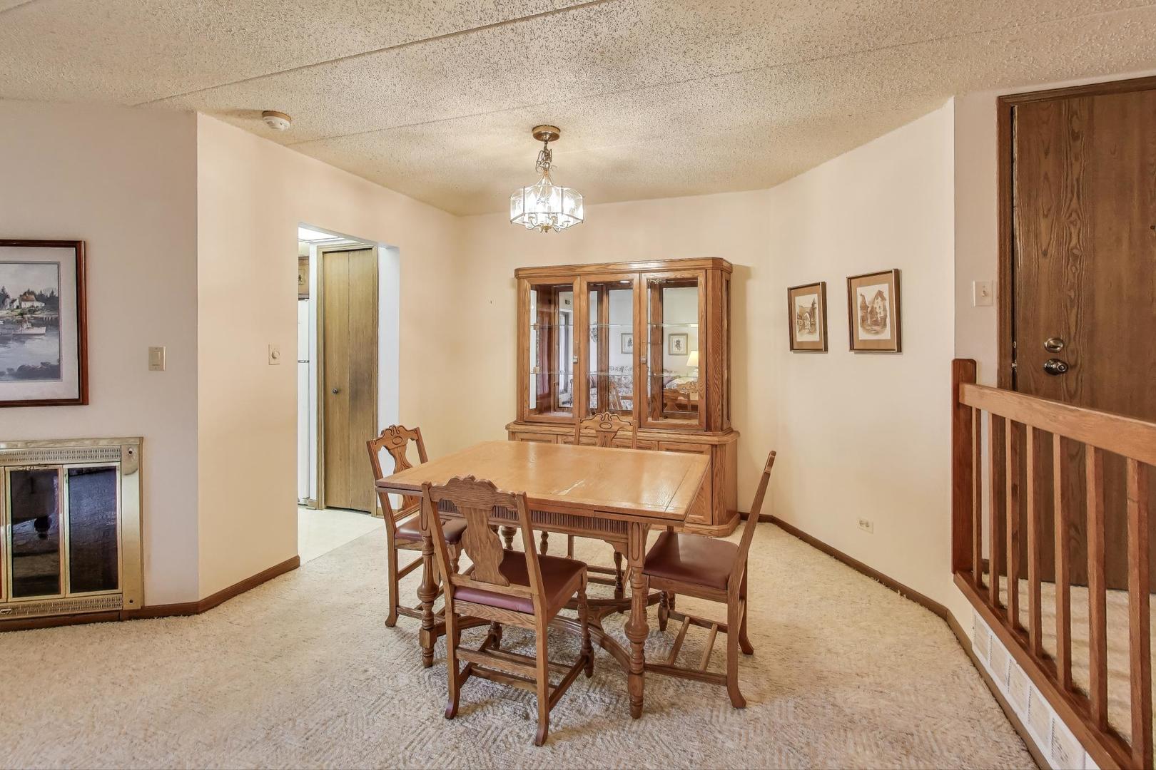 462 South President Street, Unit 202 Carol Stream, IL 60188 - Photo 7 of 26 a dining room with furniture and window