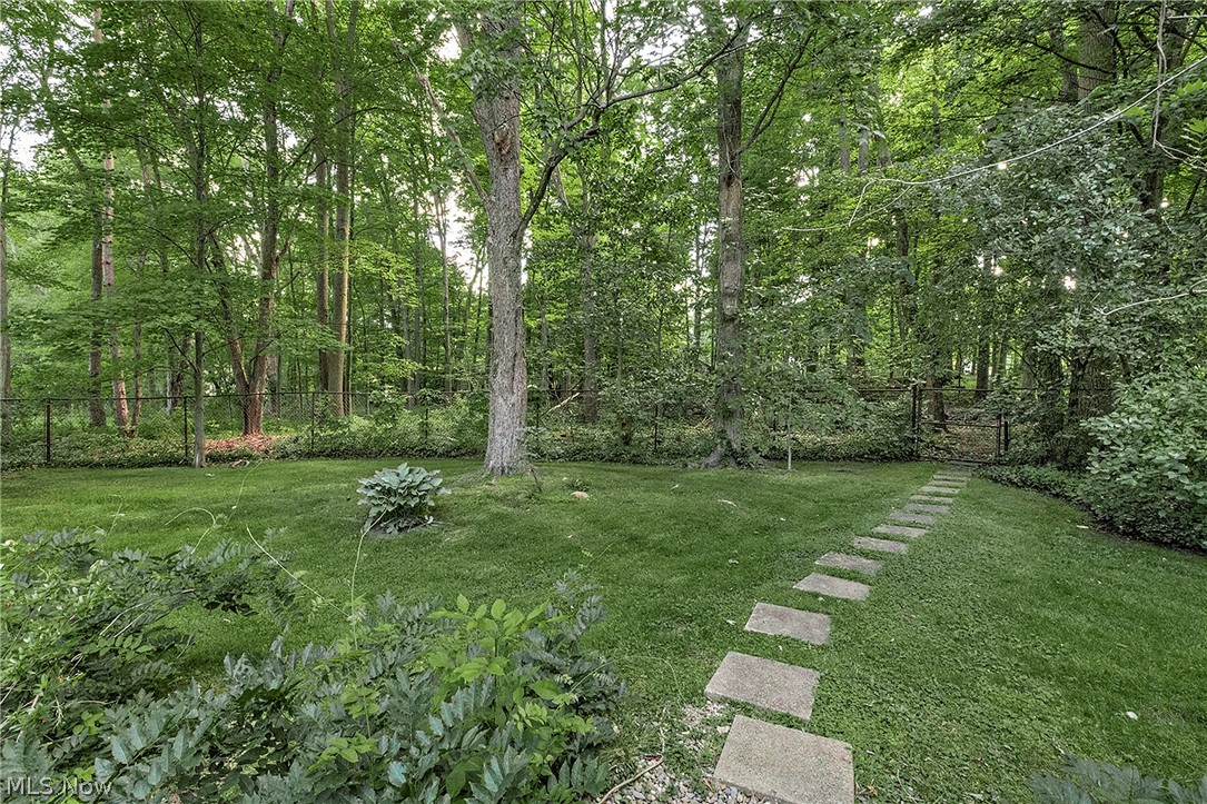 15879 Hemlock Road Chagrin Falls, OH 44022 - Photo 9 of 17