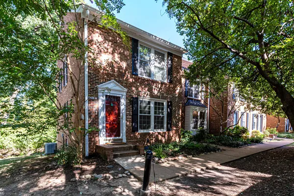 $3,650 | 2428 South Walter Reed Drive, Unit A, Arlington, VA 22206