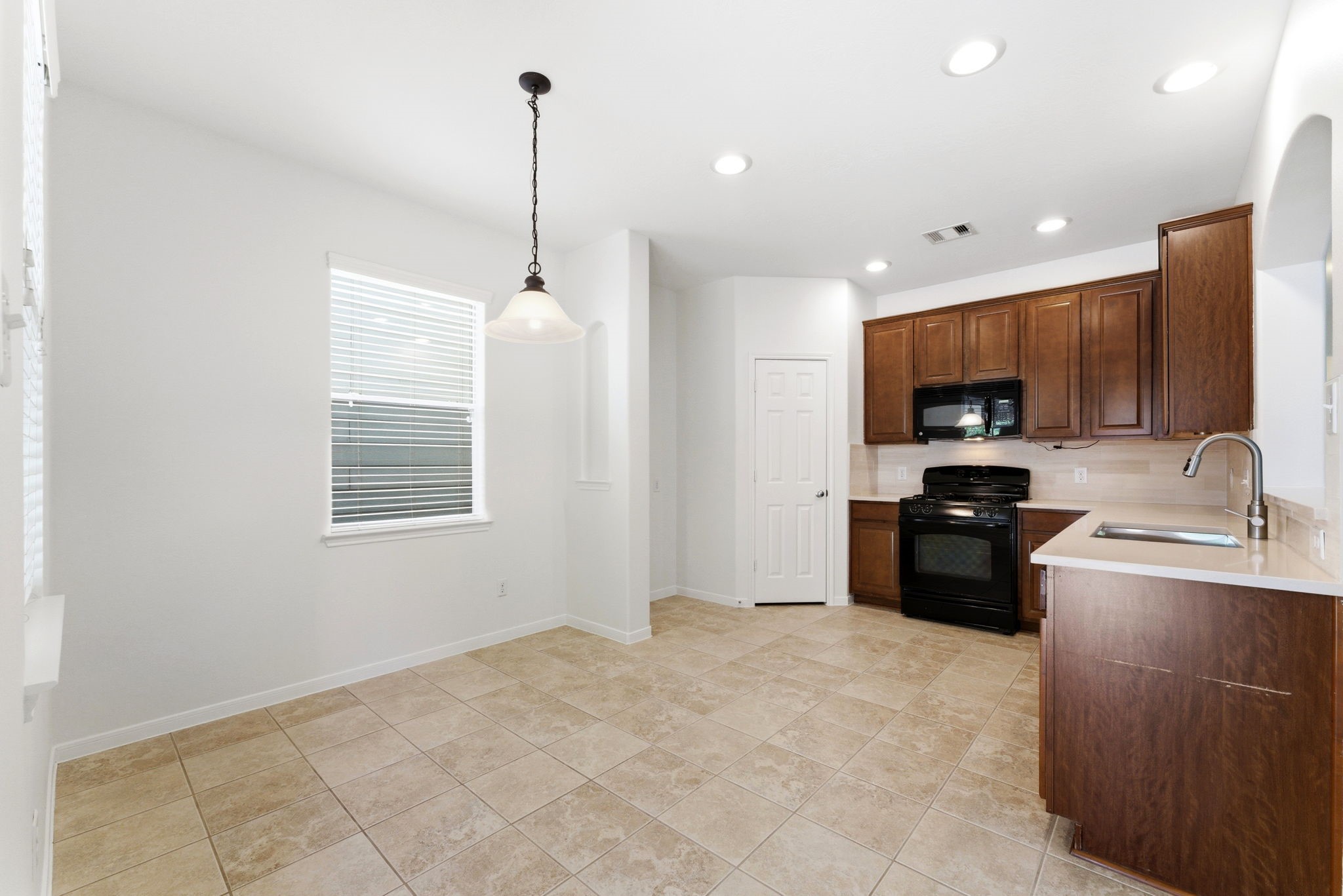 6407 Wilshire Ridge Houston, TX 77040 - Photo 11 of 26 Open kitchen with NEW GRANITE counters and backsplash