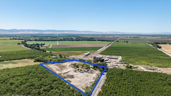 $989,000 | 28060 South Airport Way, Manteca, CA 95337