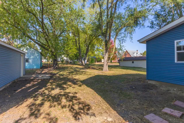 a view of a yard with a house