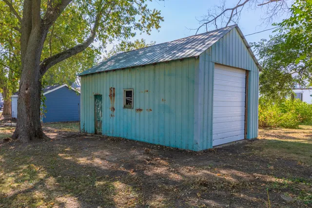 a view of a backyard