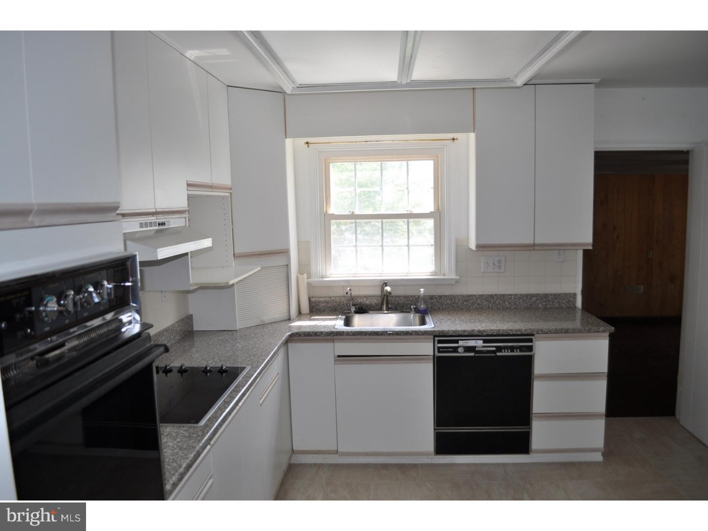913 Twining Road Dresher, PA 19025 - Photo 8 of 18 Kitchen