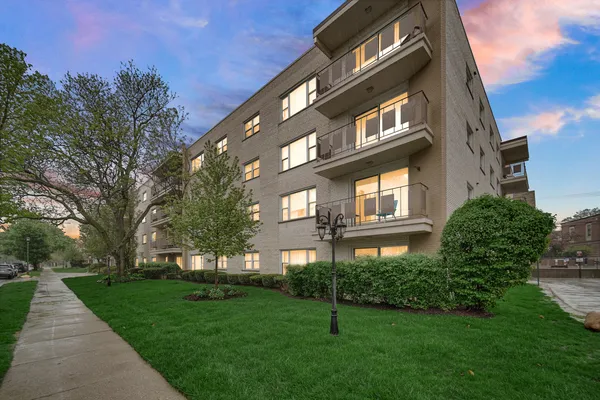 $349,999 | 8210 Elmwood Avenue, Unit 314, Skokie, IL 60077
