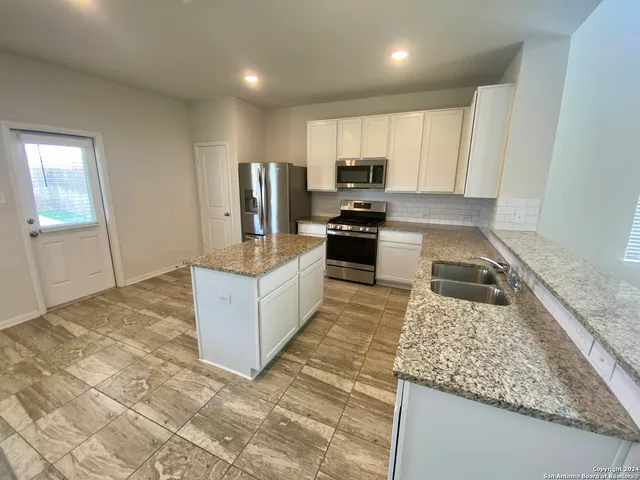 $2,200 | 9307 Avondale Park, Converse, TX 78109