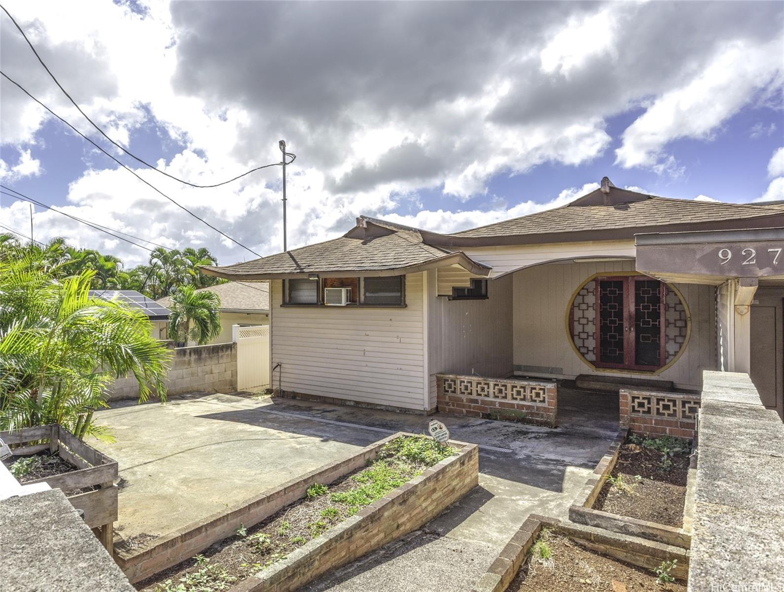 927 Lolena Street Honolulu, HI 96817 - Photo 7 of 12 a front view of a house with garden