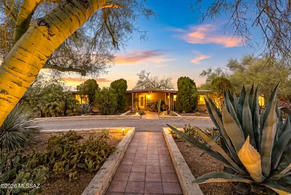 $600,000 | 410 West Camino Fairhaven, Tucson, AZ 85704