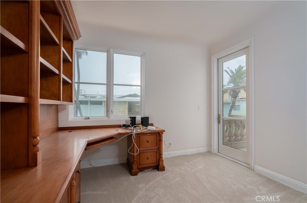 2420 The Strand Manhattan Beach, CA 90266 - Photo 23 of 42 a room with window and a table