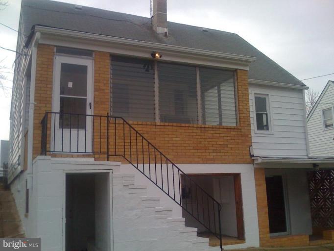 206 West Hilltop Road Brooklyn, MD 21225 - Photo 4 of 15 Sun room with rear entrance to kitchen.