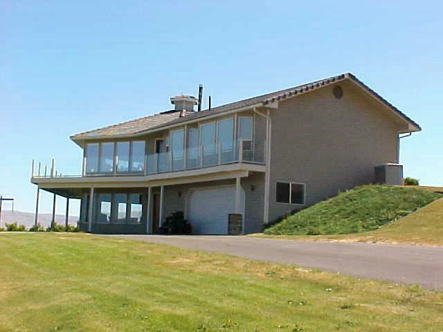 400 Alps Road Moxee, WA 98936 - Photo 2 of 9 a front view of a house with a yard