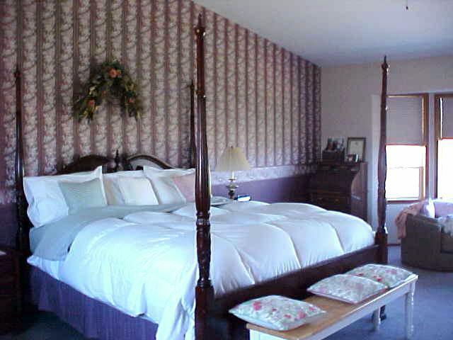 400 Alps Road Moxee, WA 98936 - Photo 9 of 9 a bedroom with a bed a lamp and a large window