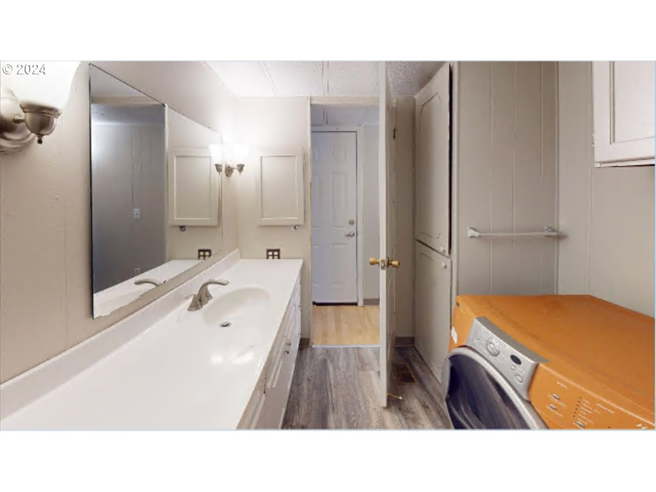 80978 Division Road Irrigon, OR 97844 - Photo 5 of 7 a bathroom with a sink a bathtub and a shower