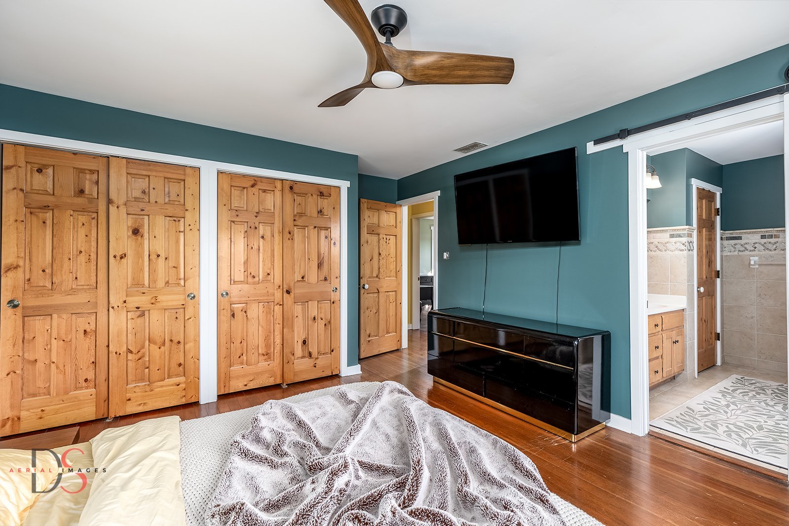 10978 A Crimmin Road Newark, IL 60541 - Photo 15 of 24 a bedroom with furniture and a window