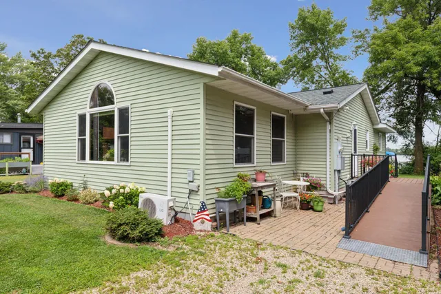 $475,000 | 18662 Beach Lane, Le Center, MN 56057