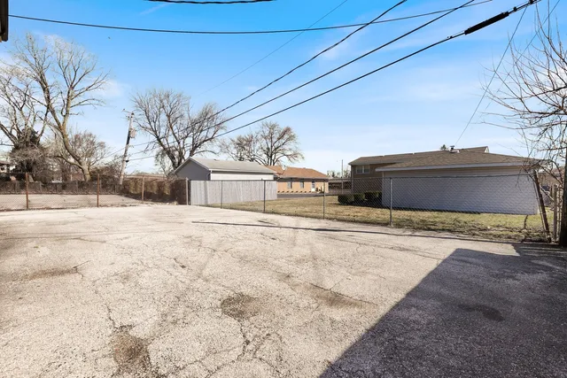 $1,750 | 7653 Roberts Road, Unit 1E, Bridgeview, IL 60455